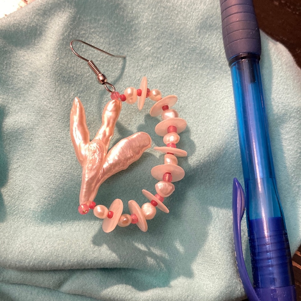 One statement earring - coral